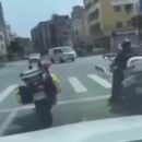 En China, la policía se monta en moto al estilo Kung-fu