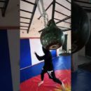 elrellano.com-practicando-boxeo-con-los-ojos-vendados-y-con-una-pesa-rusa-balanceandose-400295