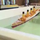 Una maqueta del Titanic que se hunde igual que el incidente real