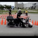 La habilidad de este policía con su moto