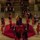 Un guardia real se desmaya mientras custodiaba el féretro de la reina Isabel II