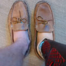 “La diferencia de desgaste del calzado entre mi pie normal y mi pie protésico después de un año”