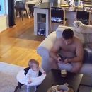 Un bebé aprovechando que su padre está idiotizado con su móvil