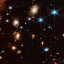 elrellano.com-el-telescopio-james-webb-ha-avistado-un-gigantesco-objeto-en-forma-de-signo-de-interrogacion-en-el-espacio-profundo-488142