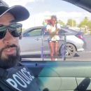 Mujer lanza un carrito de la compra contra un coche de policía y pasa esto